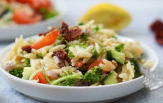 Griechischer Orzo Salat | Perfekt als Grillbeilage