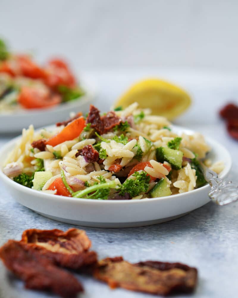 Griechischer Orzo Salat | Perfekt als Grillbeilage