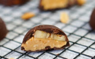 Hier wird eine gesunde Praline mit Schokolade gezeigt