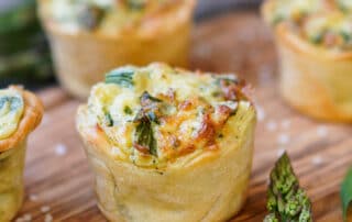 Gezeigt wird eine Mini Frühlings Quiche mit Bärlauch