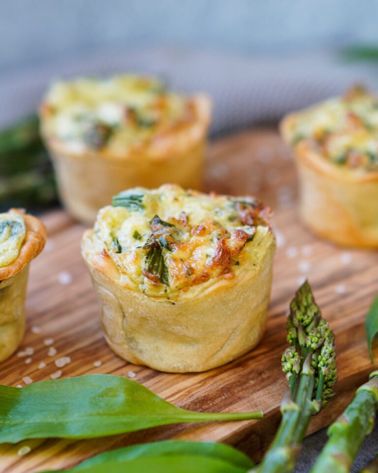 Mini Spargel Bärlauch Quiche (perfekt als Partysnack)