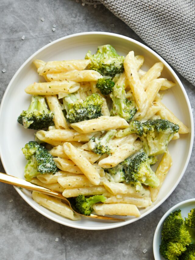 Zusehen ist eine Pasta mit Brokkoli auf einem weißen Teller