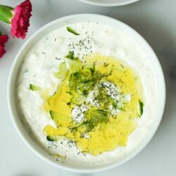 Hier ist ein Zaziki aus griechischem Joghurt zusehen