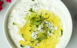 Hier ist ein Zaziki aus griechischem Joghurt zusehen