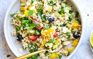 Auf dem Bild ist ein veganer Couscous Salat mit Paprika und Tomaten abgebildet