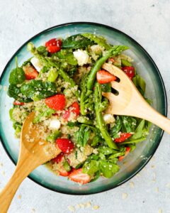Zusehen ist ein grüner Spargel Salat mit Erdbeeren und Quinoa|Hier ist ein grüner Spargel Salat mit Erdbeeren und Quinoa zusehen|Zusehen ist ein grüner Spargel Salat mit Erdbeeren und Quinoa