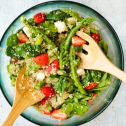 Zusehen ist ein grüner Spargel Salat mit Erdbeeren und Quinoa