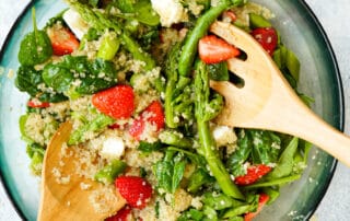 Zusehen ist ein grüner Spargel Salat mit Erdbeeren und Quinoa