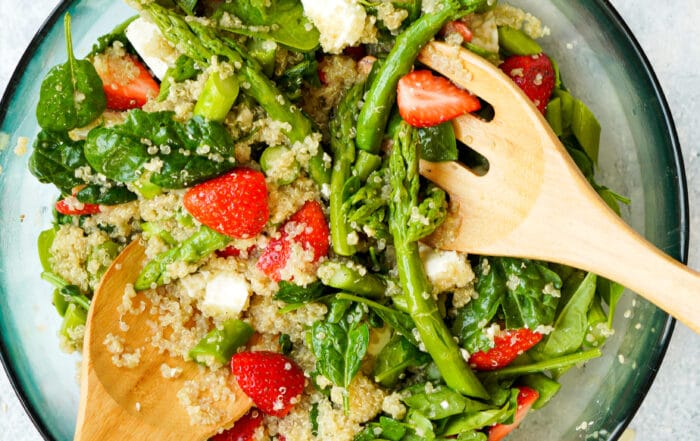 Zusehen ist ein grüner Spargel Salat mit Erdbeeren und Quinoa