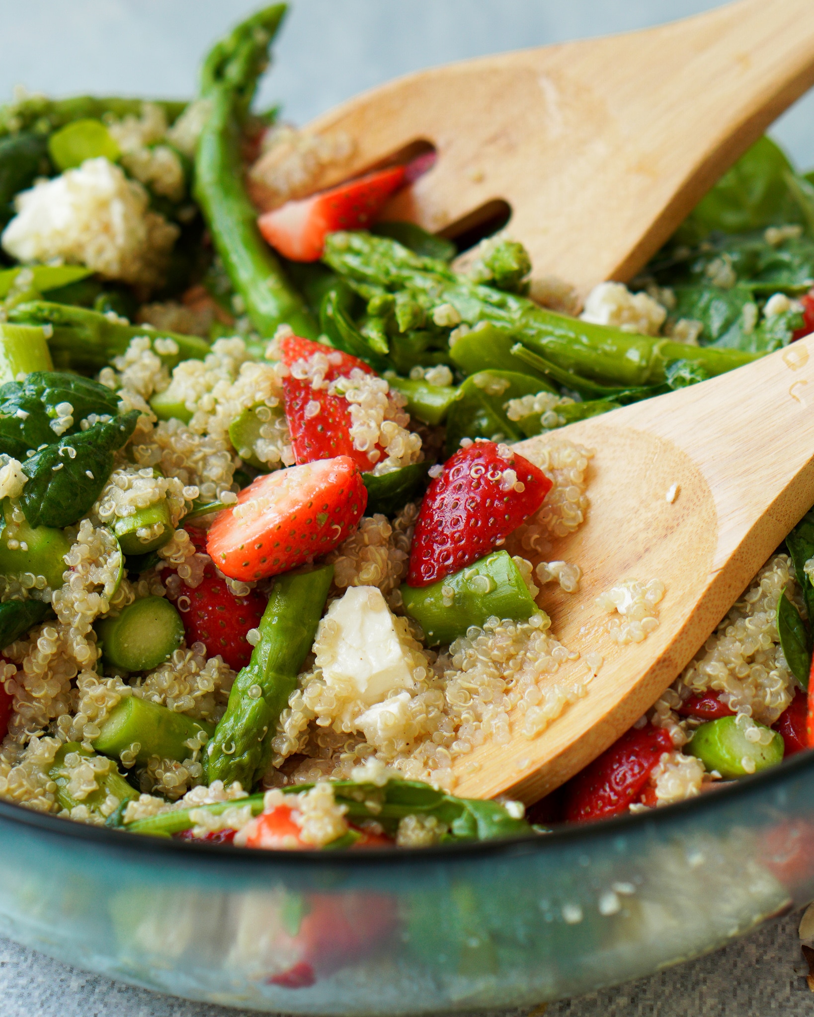 Grüner Spargel Salat mit Erdbeeren und Quinoa