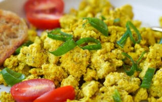Auf dem Bild ist ein veganes Tofu Rührei zusehen