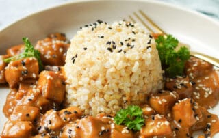 Hier kann man ein Curry aus Erdnuss und Tofu mit Reis gezeigt