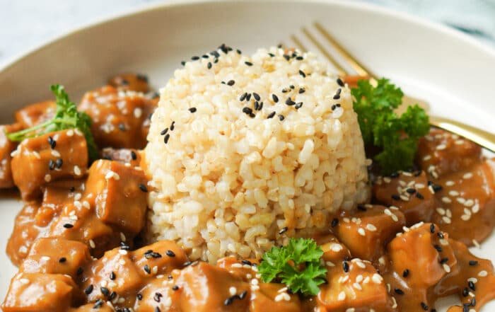 Hier kann man ein Curry aus Erdnuss und Tofu mit Reis gezeigt