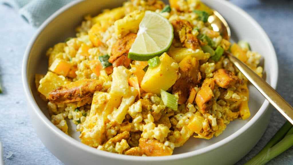Auf dem Bild ist ein Reissalat mit Ananas und Curry zusehen