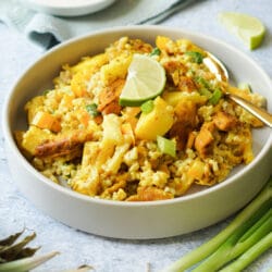 Das Bild zeigt einen Reissalat mit Curry und Ananas
