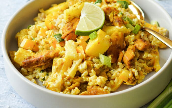 Das Bild zeigt einen Reissalat mit Curry und Ananas