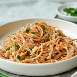Auf dem Bild ist ein weißer Teller mit einer Portion Spaghetti Carbonara und Räuchertoffu zusehen