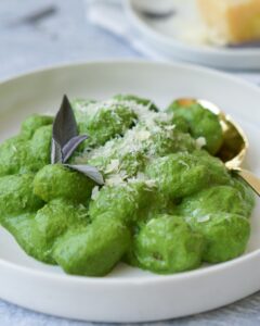 Zusehen sind Gnocchis in Spinat Frischkäse Soße|Auf dem Bild sieht man Gnocchi mit Spinat und Frischkäse|Zusehen sind Gnocchis mit Spinat und Frischkäse
