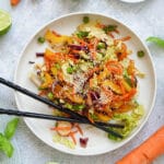 Gezeigt wird ein asiatischer Salat mit Chinakohl und Sesam Dressing