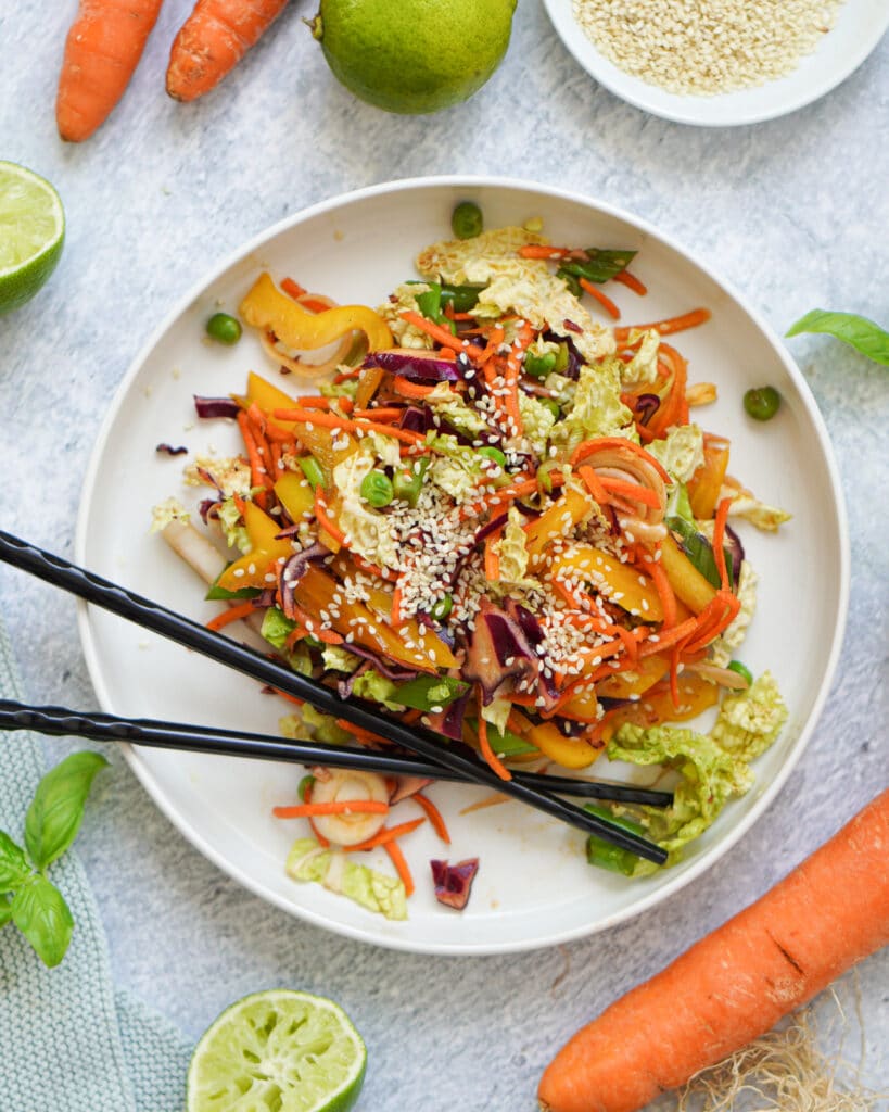 Gezeigt wird ein asiatischer Salat mit Chinakohl und Sesam Dressing