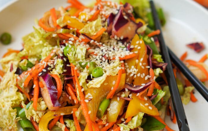 Zusehen ist ein asiatischer Chinakohl Salat mit Sesam und Dressing