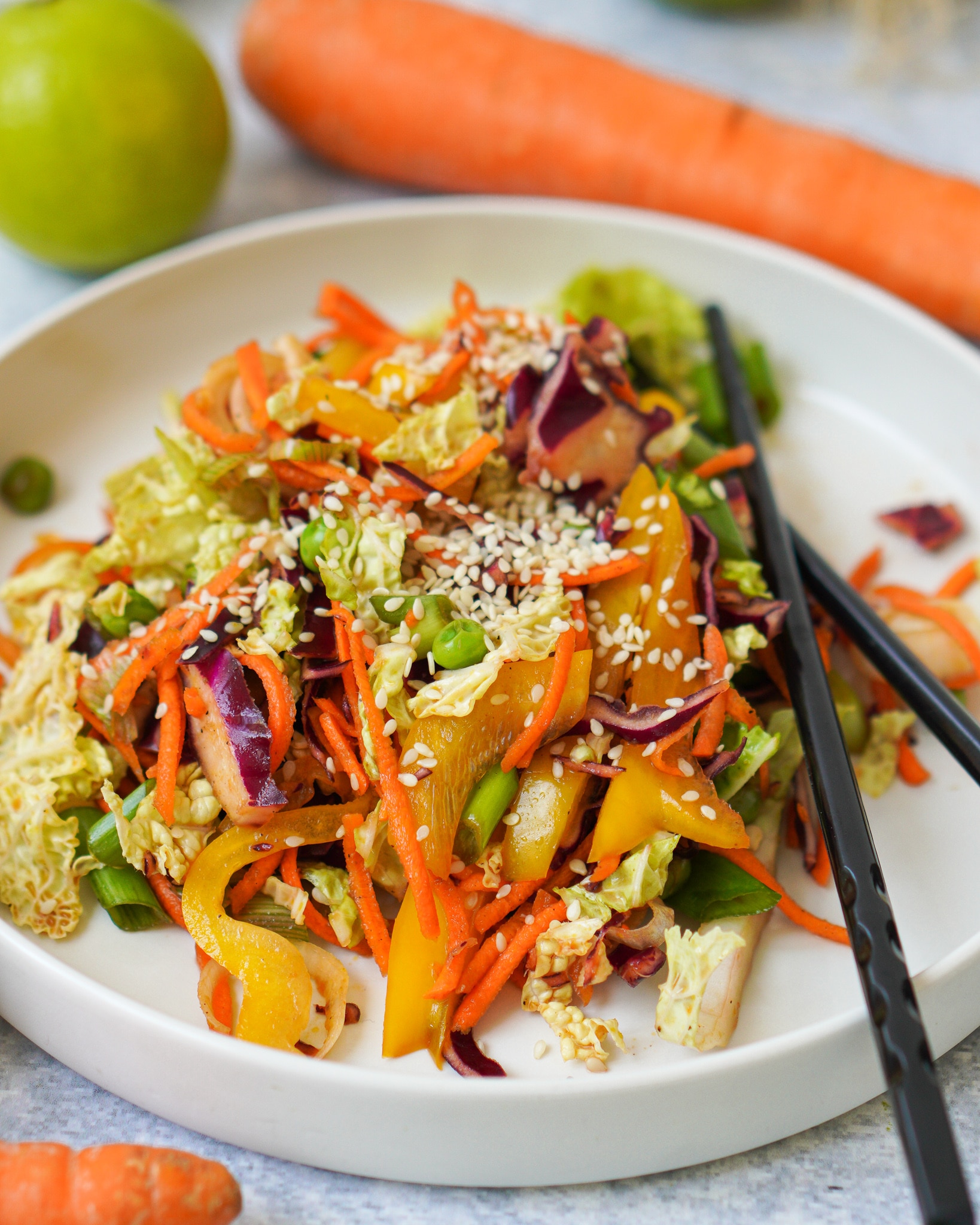 Zusehen ist ein asiatischer Chinakohl Salat mit Sesam und Dressing