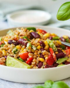 Auf dem Bild zusehen ist ein Salat mit Hülsenfrüchten und roten Bohnen|Auf dem Bild ist ein Salat mit Hülsenfrüchten und Gurke zu sehen|Zusehen ist ein Hülsenfrüchte Salt mit roten Bohnen|Gezeigt wird ein Salat mit Hülsenfrüchten und Mais|Zusehen ist ein Hülsenfrüchte Salat mit roten Bohnen und Mais