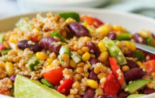 Auf dem Bild zusehen ist ein Salat mit Hülsenfrüchten und roten Bohnen