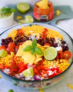 Mexikanischer Salat mit Nachos und Cheddar|Taco Salat mit Avocado Dressing