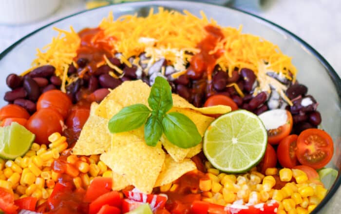 Mexikanischer Salat mit Nachos und Cheddar