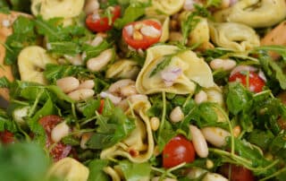 Tortellini Salat mit Rucola und Tomaten - vegetarisch