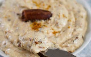 Curry Dattel Dip mit Messer