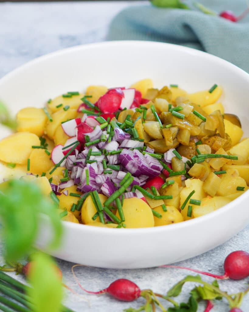 Sommerlicher Kartoffelsalat ohne Mayonnaise mit Joghurt &amp; Radieschen