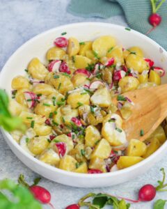 Kartoffelsalat mit Radieschen und Joghurt|Wassermelonensalat mit Feta|Sommerliche Melonensalat mit Minze und Limette|Melonensalat mit Pinienkernen|Einfacher Kartoffelsalat mit Radieschen mit Holzbesteck|Joghurt Dressing für Kartoffelsalat|Kartoffelsalat mit Radieschen und Schnittlauch|Wassermelonensalat mit Feta|Eine Schale mit Kartoffelsalat|Kartoffelsalat Zutaten|