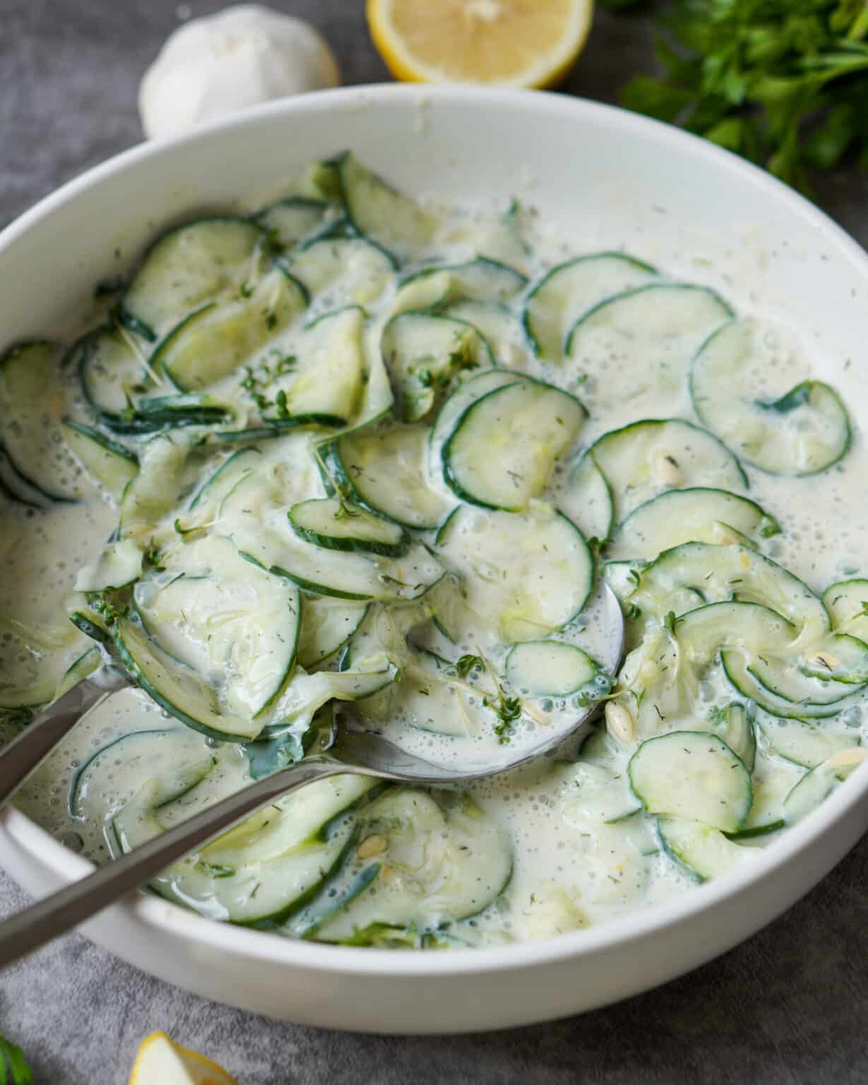 Gurkensalat mit Joghurt und Dill