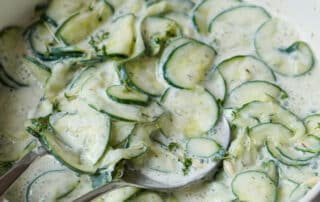 Gurkensalat mit Joghurt und Dill