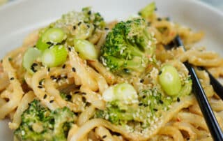 Udon Nudeln vegan mit Erdnuss-Soße