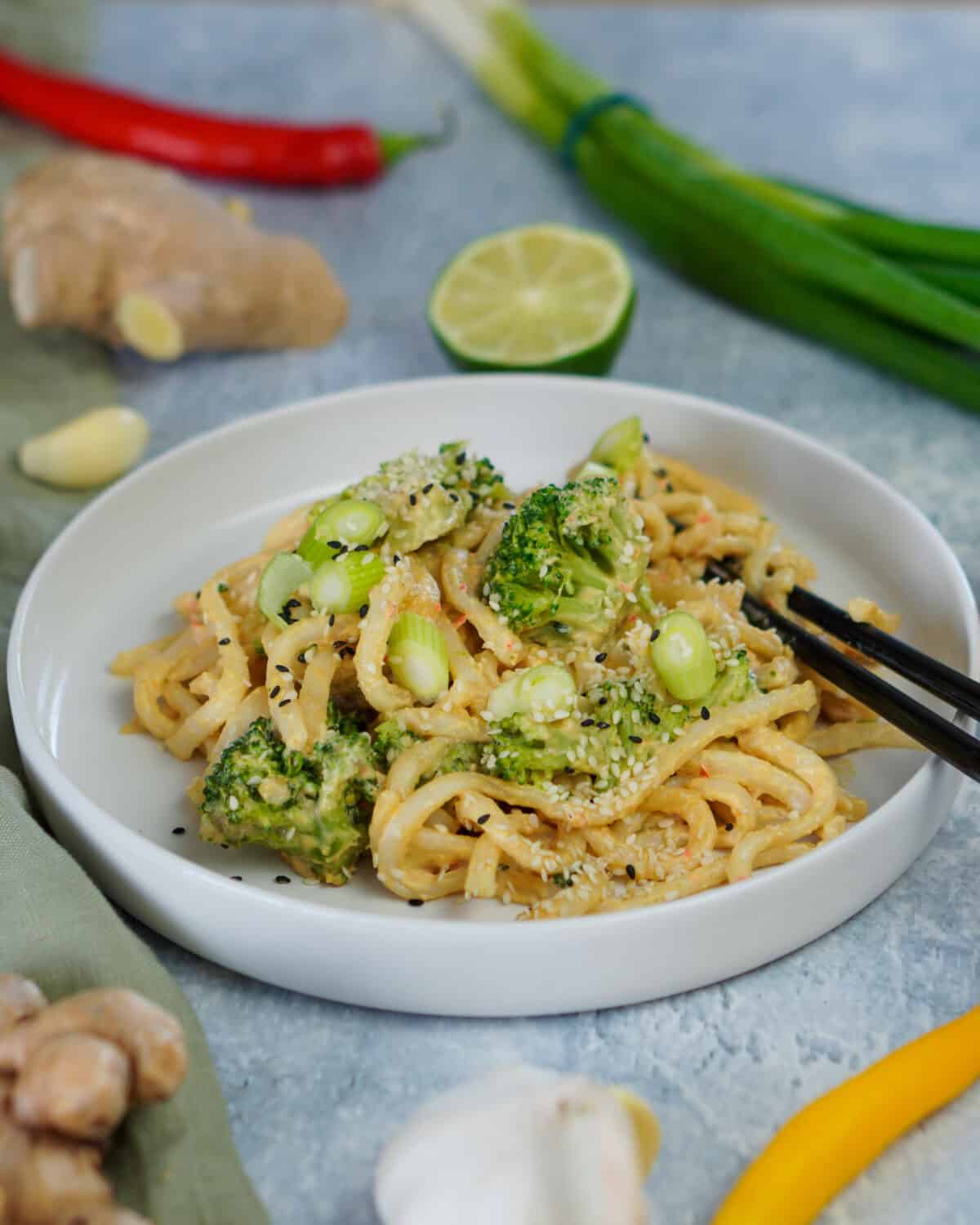 Udon Nudeln vegan mit Erdnuss-Soße