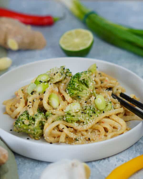 Udon Nudeln vegan mit Erdnuss-Soße