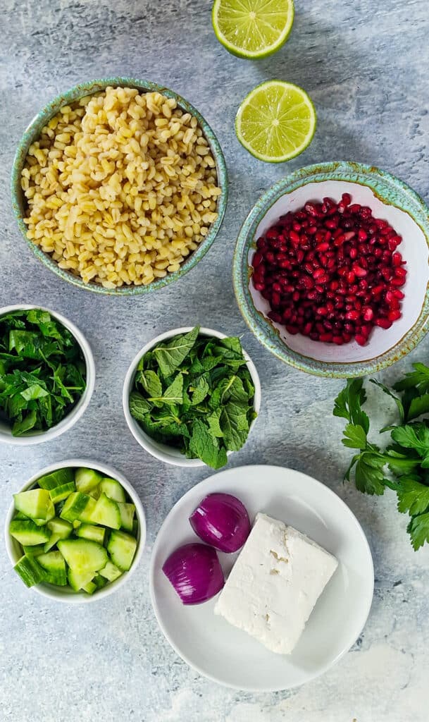 Salat mit Granatapfel, Feta und Bulgur