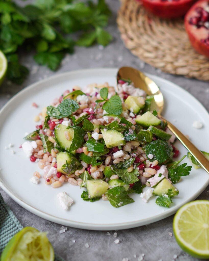 Salat mit Granatapfel, Feta und Bulgur - Genuss des Lebens: Gesunde Rezepte