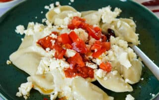 Pierogi mit Joghurt und Ajvar vegetarisch