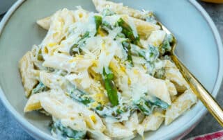 Pasta mit grünem Spargel, Frischkäse und Zitrone