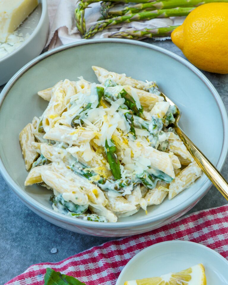 Pasta mit grünem Spargel, Frischkäse und Zitrone