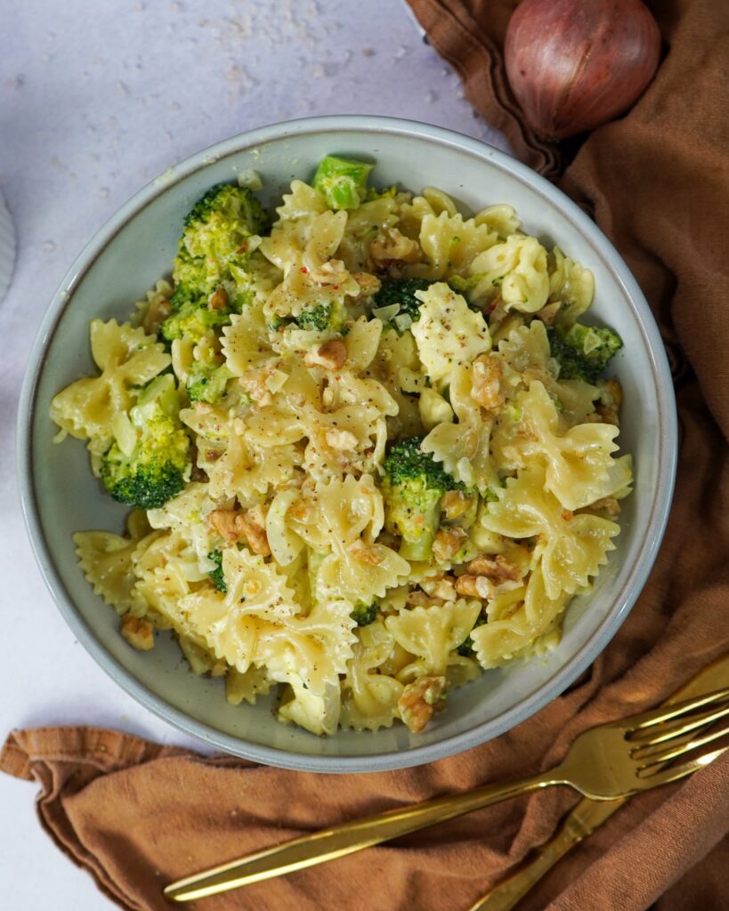 Nudeln mit Brokkoli und Käse-Sahne Soße