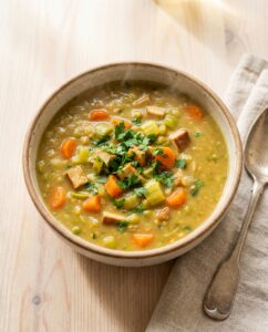 Deftige Erbsensuppe mit geräuchertem Tofu