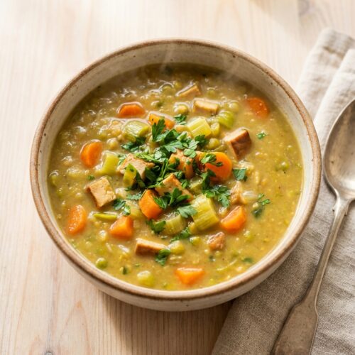 Deftige Erbsensuppe mit geräuchertem Tofu