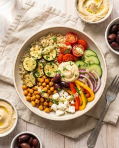 Mediterrane Buddha Bowl mit Hummus und Feta