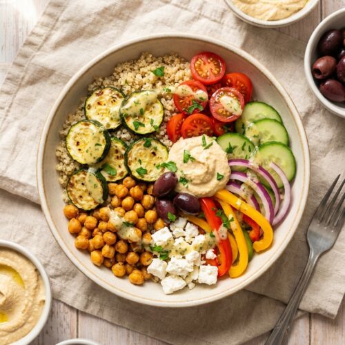 Mediterrane Buddha Bowl mit Hummus und Feta
