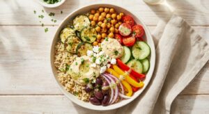 Mediterrane Buddha Bowl mit Hummus und Feta